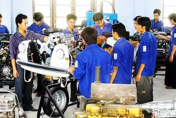 Giờ học thực hành sửa động cơ ô-tô tại Trường cao đẳng nghề Quảng Bình.