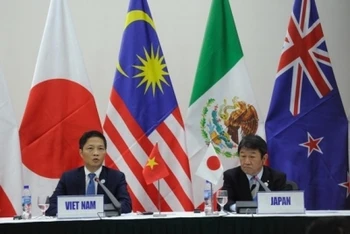 Bộ trưởng Công thương Việt Nam Trần Tuấn Anh và Bộ trưởng Chính sách Kinh tế Tài chính Nhật Bản Toshimitsu Motegi đồng chủ trì thông cáo kết quả cuộc họp.