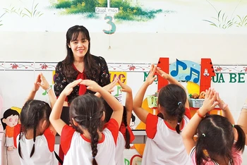 Cô giáo Nguyễn Thị Kim Xuyến (Trường mầm non Trường Thạnh, quận 9) với các học sinh.