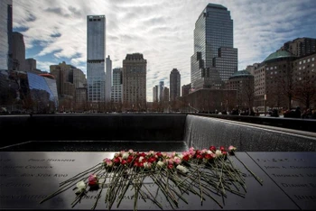 Người dân đặt hoa tại Bảo tàng Tưởng niệm các nạn nhân của sự kiện 11-9, ở Manhattan, New York, Mỹ. (Ảnh: Reuters)