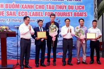 Trao chứng nhận và logo nhãn sinh thái Cánh buồm xanh cho hai tàu du lịch đầu tiên trên vịnh Hạ Long.