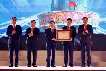 Đảng bộ, chính quyền và nhân dân TP Móng Cái đã vinh dự được Chủ tịch nước trao tặng Huân chương Độc lập hạng Ba. 