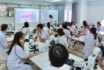 Giờ học về Tế bào học với kính hiển vi điện tử của sinh viên Trường đại học Y Hà Nội.