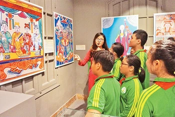 Học sinh tìm hiểu về tranh dân gian tại Hoàng thành Thăng Long.