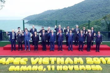 Các Trưởng đoàn chụp ảnh chung trong khuôn khổ Tuần lễ cấp cao APEC 2017 tại Đà Nẵng. Ảnh: TTXVN.