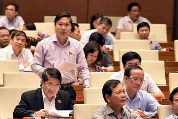 Ðại biểu Quốc hội tỉnh Quảng Nam phát biểu ý kiến thảo luận tại hội trường. Ảnh: DUY LINH