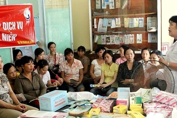 Cán bộ Dân số/KHHGÐ tuyên truyền về cách phòng, tránh thai tại TP Ðà Nẵng.