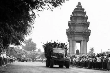 Nhân dân thủ đô Phnôm Pênh (Cam-pu-chia) tiễn đưa quân tình nguyện Việt Nam về nước. Ảnh tư liệu: TTXVN