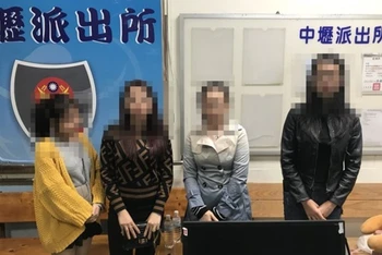 Bốn du khách ra đầu thú tại cơ quan công an Đài Loan (Trung Quốc). (Nguồn: TTXVN/CNA)
