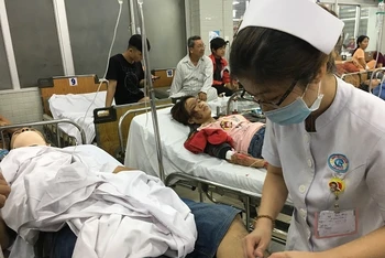 Các nạn nhân đang được cứu chữa tích cực tại bệnh viện. (Ảnh: TTXVN).