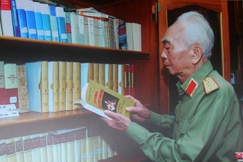 Đại tướng Võ Nguyên Giáp với công trình nghiên cứu của mình bên tủ sách gia đình. (Ảnh: Trần Định).