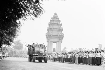 Hàng chục nghìn người dân Thủ đô Phnôm Pênh lưu luyến tiễn đưa quân tình nguyện Việt Nam hoàn thành nghĩa vụ quốc tế trở về nước, tháng 6-1984. Ảnh: TTXVN