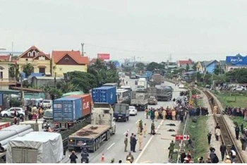 Hiện trường vụ tai nạn giao thông ở xã Kim Lương, Hải Dương.
