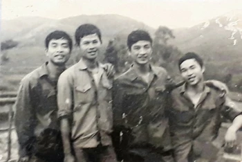 Lạng Sơn 1979. (Tác giả Nguyễn Hòa ngoài cùng bên trái)