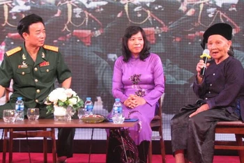 Bà Lý Thị Lởi kể chuyện chèo đò đưa bộ đội qua sông Kỳ Cùng tại Lễ kỷ niệm 40 năm Ngày thành lập Sư đoàn 337, ngày 28-7-2018. 