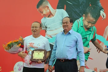 Phó Chủ tịch UBND tỉnh An Giang Nguyễn Thanh Bình và HLV Park Hang Seo. 