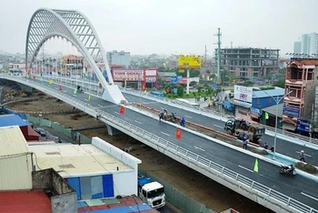 Cầu vượt trên đường Nguyễn Văn Linh vượt đường Hồ Sen - Cầu Rào 2.