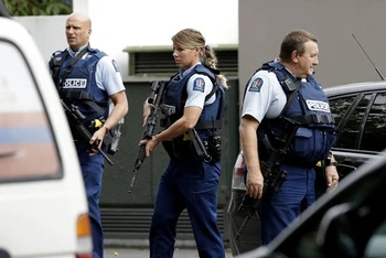 Cảnh sát vũ trang tuần tra bên ngoài một nhà thờ Hồi giáo tại Christchurch, ngày 15-3. (Ảnh: AP)