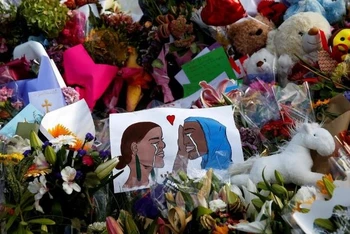 Người dân đặt hoa, tranh vẽ... gần hiện trường vụ xả súng để tưởng nhớ những người đã khuất. (Ảnh: Reuters)