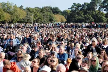 Hàng nghìn người tham dự lễ tưởng niệm quốc gia cho các nạn nhân vụ xả súng ở Christchurch. (Ảnh: Reuters)