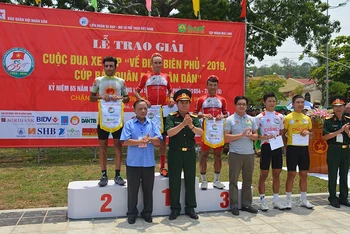 Ban tổ chức trao danh hiệu cho các vận động viên xuất sắc trong chặng thi đấu thứ ba. 