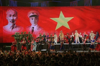 Hát múa mừng Điện Biên giải phóng trong chương trình “Điện Biên – điểm hẹn hòa bình”. 