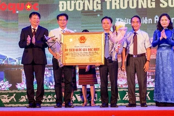 Thứ trưởng Trịnh Thị Thủy trao bằng xếp hạng Di tích cấp Quốc gia đặc biệt đường Trường Sơn - đường Hồ Chí Minh cho UBND tỉnh Thừa Thiên - Huế