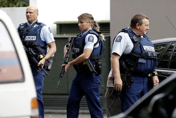 Cảnh sát tuần tra bên ngoài một nhà thờ tại trung tâm TP Christchurch, New Zealand, ngày 15-3. (Ảnh: AP)