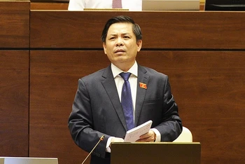 Bộ trưởng Giao thông vận tải Nguyễn Văn Thể bắt đầu trả lời chất vấn.