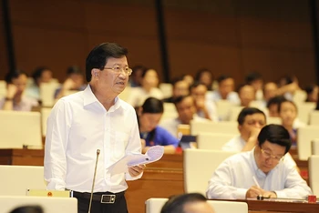 Phó Thủ tướng Trịnh Đình Dũng phát biểu giải trình tại phiên chất vấn sáng ngày 5-6.