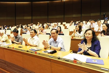 Đoàn đại biểu Quốc hội tỉnh Thanh Hóa tại phiên làm việc sáng ngày 13-6.