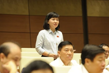 Đại biểu Trương Thị Bích Hạnh, Đoàn đại biểu Quốc hội Bình Dương, phát biểu. 