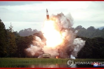 Hình ảnh do hãng thông tấn trung ương Triều Tiên KCNA công bố ngày 17-8 về lần thử một “vũ khí mới” của Triều Tiên diễn ra một ngày trước đó. (Nguồn: Yonhap)