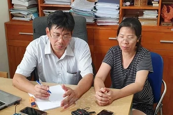 Bà Quy (bên phải) trong buổi làm việc tại văn phòng luật sư. (Ảnh: Sơn Bách/Vietnam+)