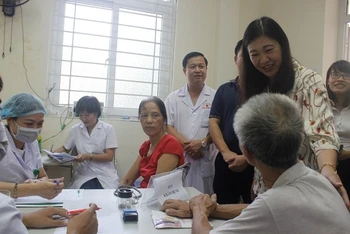 Chủ tịch Ủy ban MTTQ TP Hà Nội Nguyễn Lan Hương thăm hỏi người dân đi khám sức khỏe tại Trạm Y tế phường Hạ Đình. (Ảnh: Báo Kinh tế đô thị)