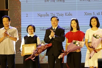 Đồng chí Lê Mạnh Hùng, Phó trưởng Ban Tuyên giáo T.Ư và đồng chí Hoàng Vĩnh Bảo, Thứ trưởng Thông tin và Truyền thông trao giải cho các cá nhân. 