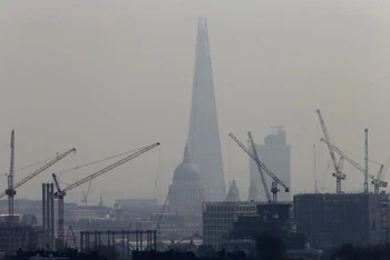 Khói sương bao phủ The Shard, tòa nhà cao nhất Tây Âu, và nhà thờ Thánh Paul tại London, ngày 3-4-2014. (Ảnh: Reuters)