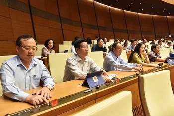 Đoàn đại biểu Quốc hội tỉnh Hưng Yên tham gia biểu quyết, chiều 18-11.