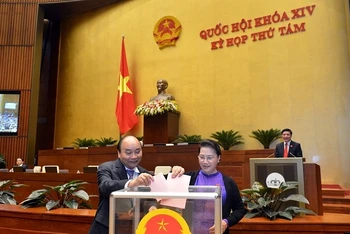 Thủ tướng Chính phủ Nguyễn Xuân Phúc và Chủ tịch Quốc hội Nguyễn Thị Kim Ngân bỏ phiếu thông qua Nghị quyết. 