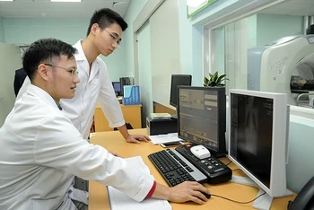 Bác sĩ Bệnh viện Trung ương quân đội 108 ứng dụng công nghệ hiện đại để thăm khám cho bệnh nhân. (Ảnh: ĐỨC ANH)