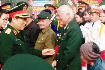 Đại tướng Ngô Xuân Lịch tặng quà gia đình chính sách tại ATK Định Hóa.