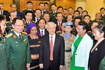 Tổng Bí thư, Chủ tịch nước Nguyễn Phú Trọng với các đại biểu điển hình, tiên tiến toàn quốc trong xây dựng nền Quốc phòng toàn dân vững mạnh giai đoạn 2009-2019.