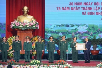 Thừa ủy quyền của Chủ tịch nước, Thủ tướng Nguyễn Xuân Phúc trao trao Huân chương Quân công hạng nhất tặng QĐND Việt Nam.