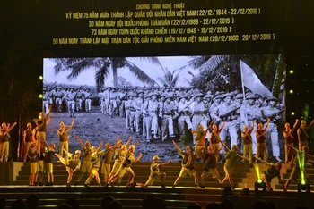 Tốp ca trình bày ca khúc Đoàn Vệ quốc quân của cố nhạc sĩ Phan Huỳnh Điểu.