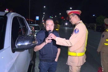 Lực lượng CSGT, Công an tỉnh Thái Bình kiểm tra nồng độ cồn người tham gia giao thông.
