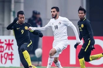Al-Taamari (áo trắng) sẽ không tham chiến trong trận đấu gặp U23 Việt Nam vào ngày 13-1.