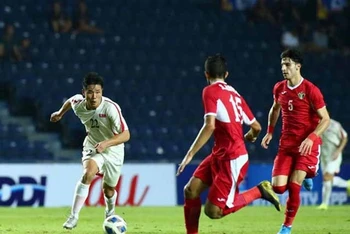 Các cầu thủ U23 CHDCND Triều Tiên (áo trắng) thi đấu nỗ lực nhưng vẫn "trắng tay" sau lượt trận ra quân.