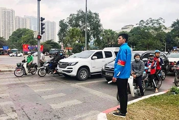 Thanh niên tình nguyện quận Thanh Xuân hỗ trợ lực lượng chức năng bảo đảm an toàn, trật tự giao thông.