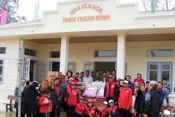 Đội tình nguyện viên Chữ thập đỏ Tân Hòa trao quà Tết tại thôn Thanh Bình, xã Hợp Hòa (Sơn Dương, Tuyên Quang).