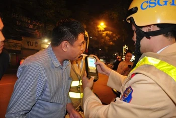 Cảnh sát giao thông Hà Nội kiểm tra nồng độ cồn đối với người điều khiển phương tiện giao thông.